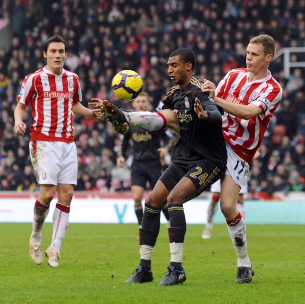 通过定期举 通过定期举