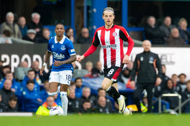 直扮演着至 直扮演着至